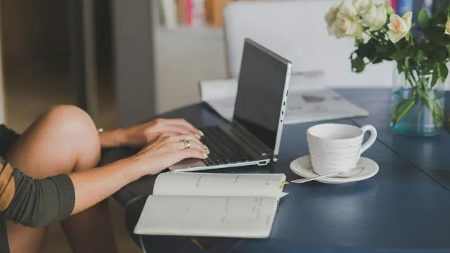 Woman wokring on laptop