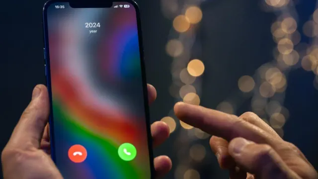 A phone call on an iPhone from the number ‘2024’. It has the option of whether to answer or hang up.
