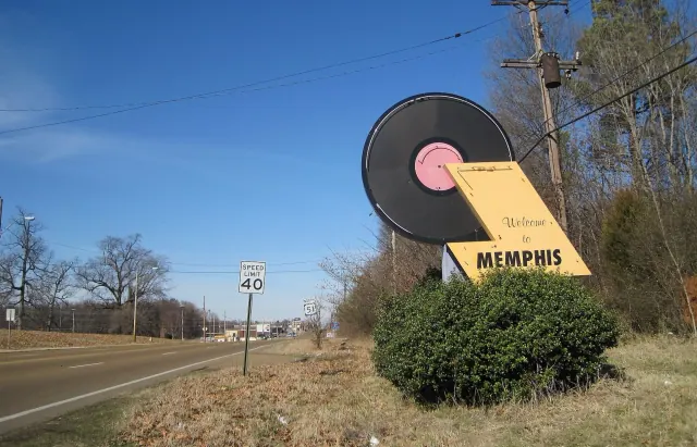 A roadside sign welcoming travelers to Memphis